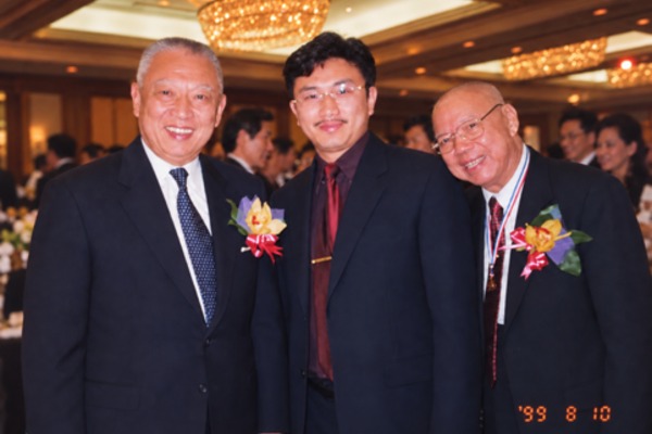 董建華先生走了，那張照片裡的香港也遠去了